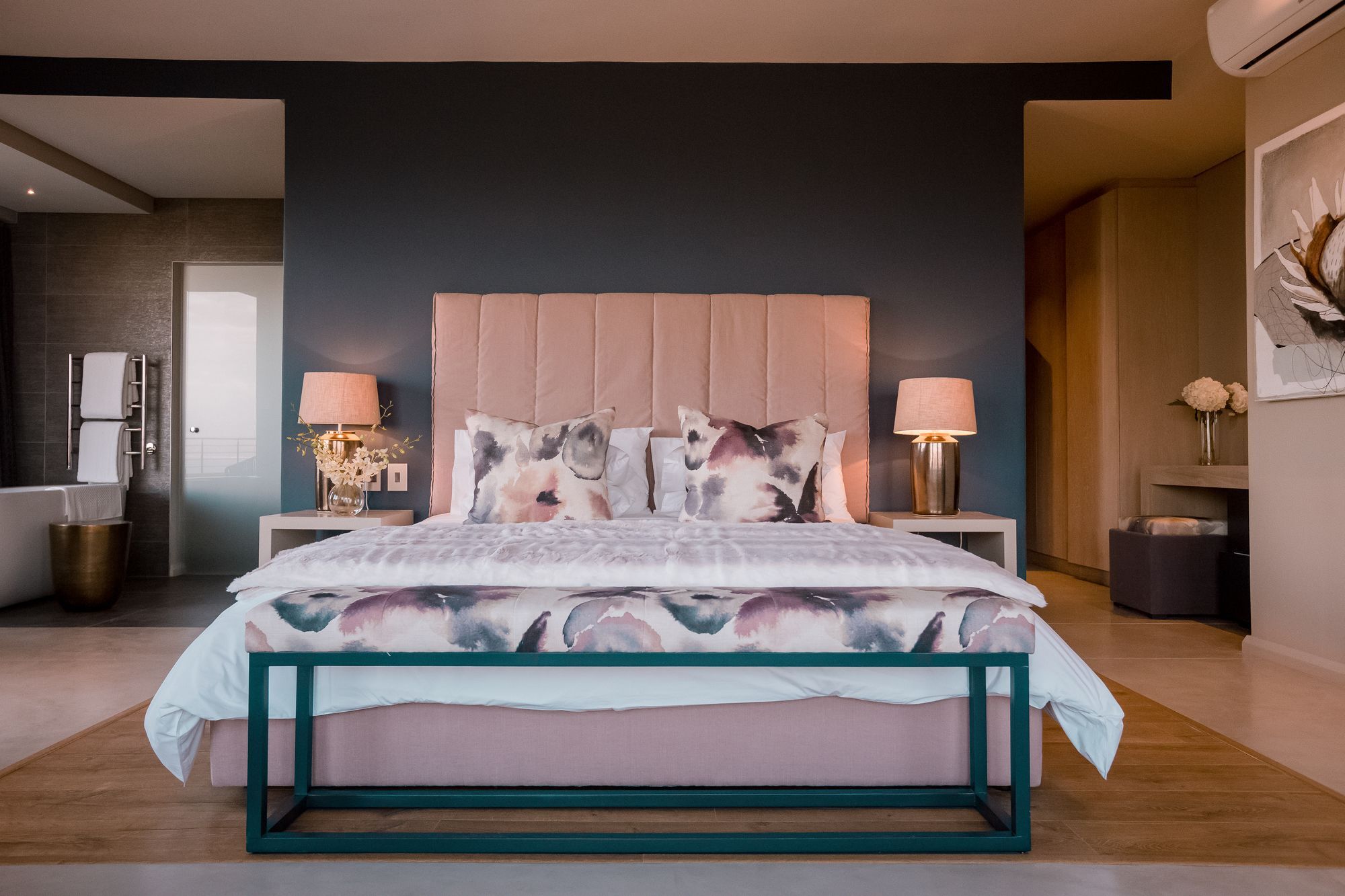 Sky Villa Boutique Hotel By Raw Africa Collection Plettenberg Bay Zewnętrze zdjęcie A bedroom at the Cape Town edition