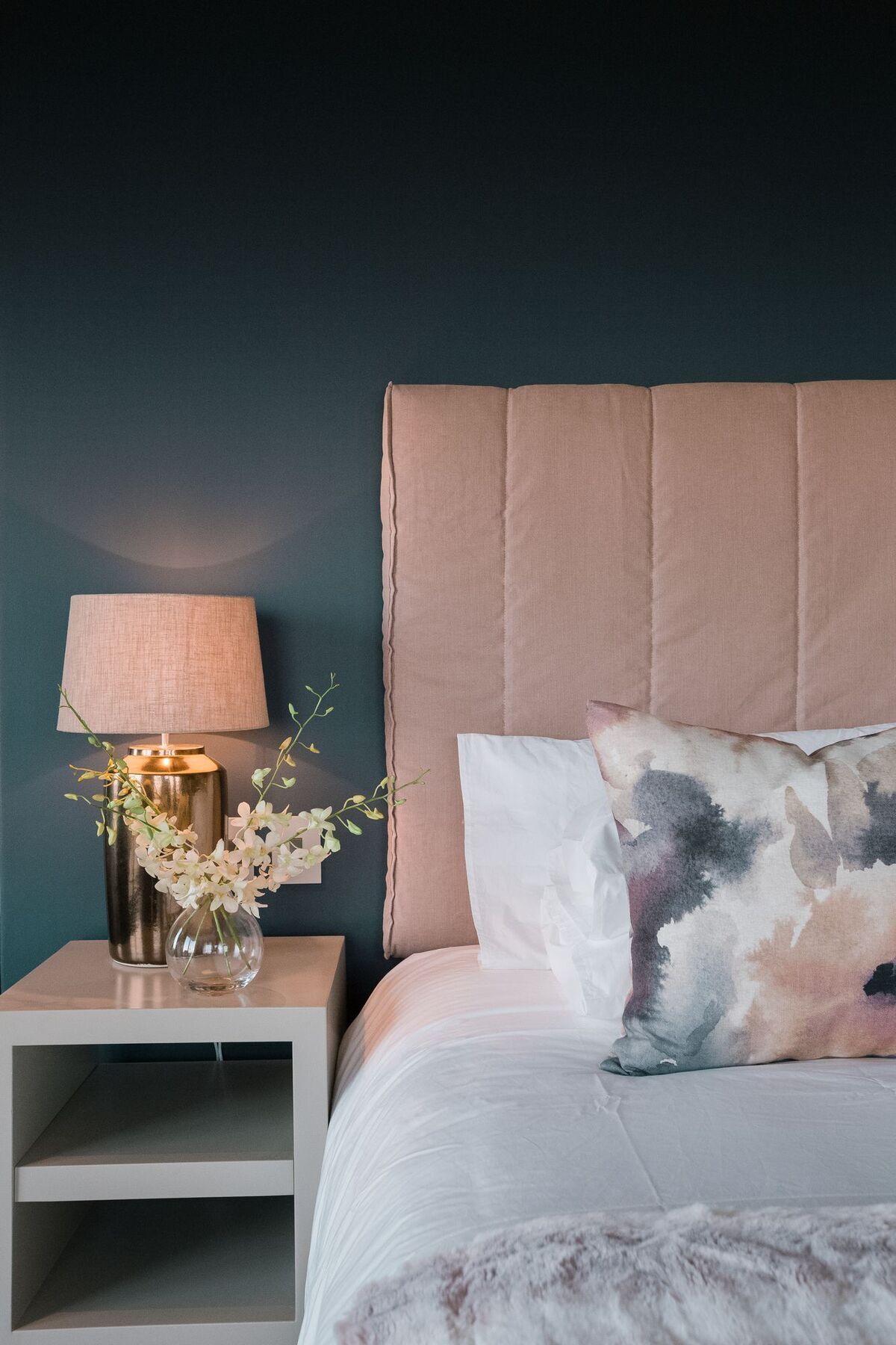 Sky Villa Boutique Hotel By Raw Africa Collection Plettenberg Bay Zewnętrze zdjęcie A bedroom with a bed and a bedside table